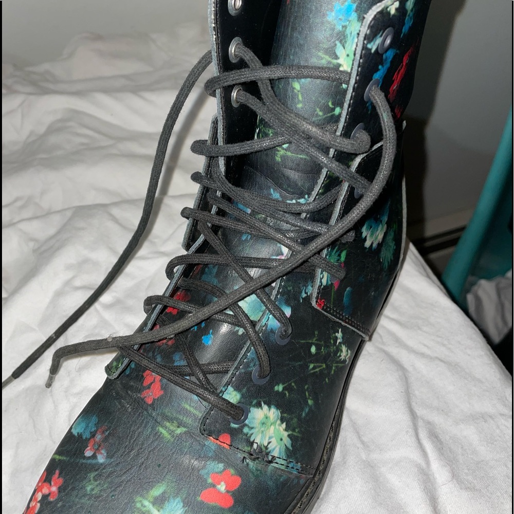 Volcom combat boots, so cute in excellent condition very comfortable (1H)